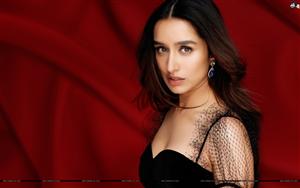 Shraddha Kapoor`s striking shot in a black outfit